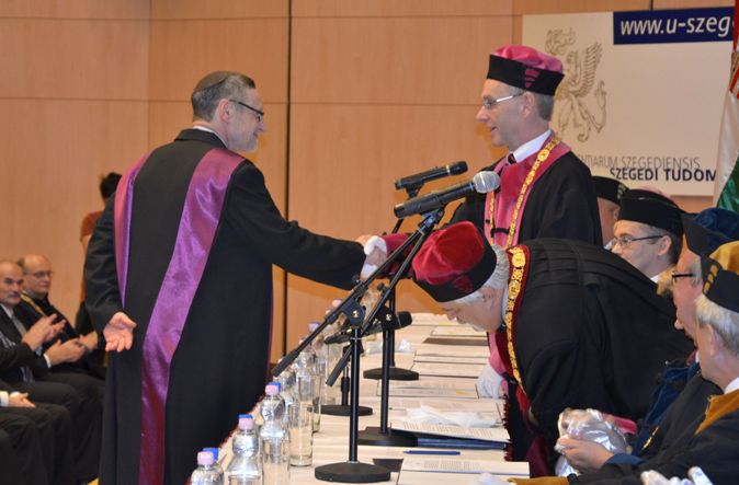 Dr Nattel recevant son doctorat honorifique